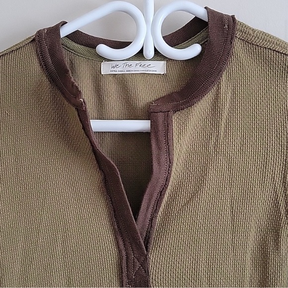 Free People We The Free Mikah Notch Neck Top Size XS Army Combo - Picture 5 of 6